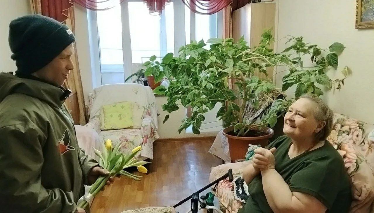 Саратовские активисты поздравили волонтеров и семьи героев с 8 Марта